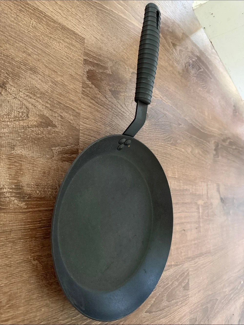 Black cast iron Frying Pan with Comfort Grip Handle